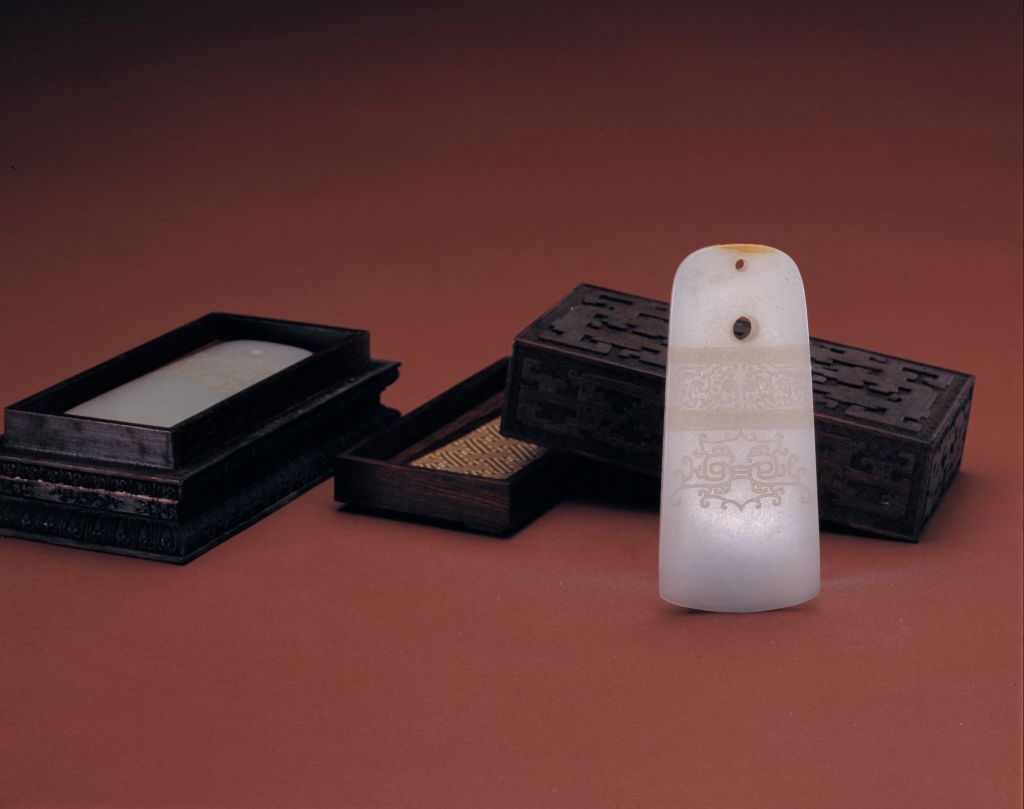 图片[1]-White jade human face bird and animal pattern axe-China Archive